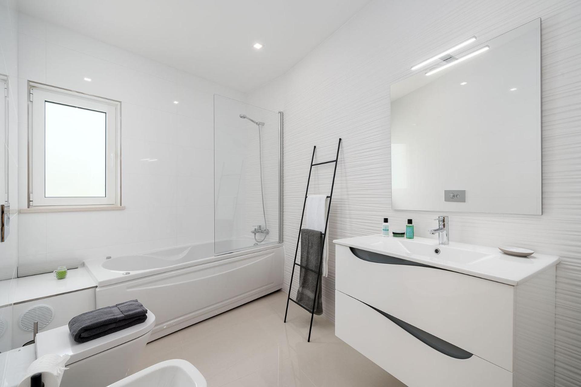 Court View - Modern 2 Bedroom *