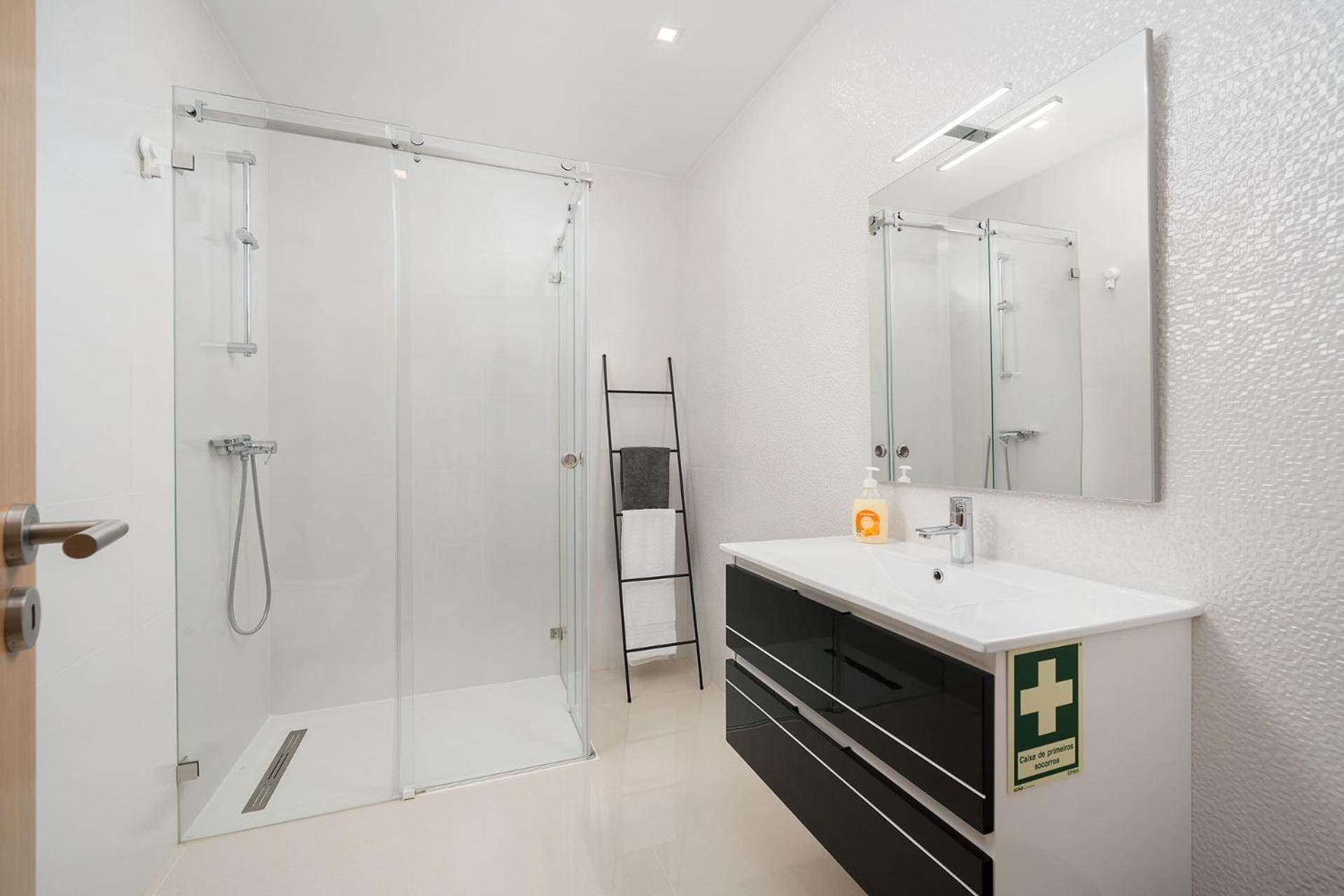 Court View - Modern 2 Bedroom Apartment *